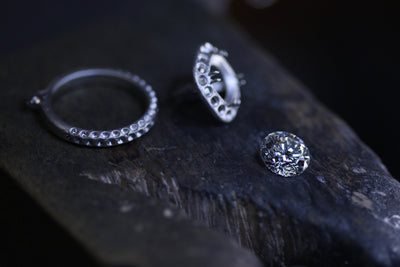 Round Halo Pavé half round shank in Platinum
