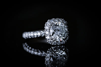 Round Halo Pavé half round shank in Platinum