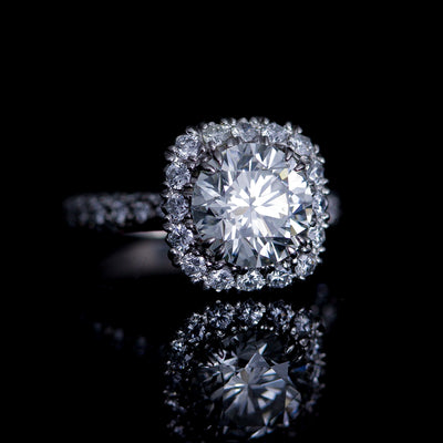 Round Halo Pavé half round shank in Platinum