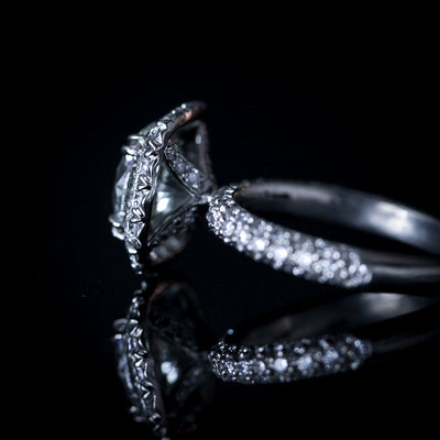 Round Halo Pavé half round shank in Platinum